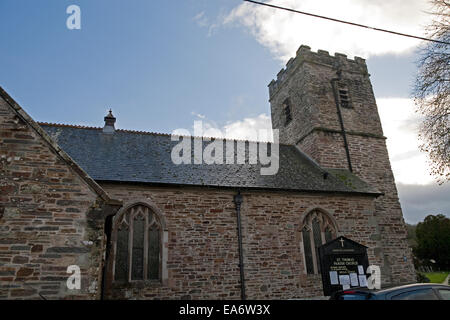 Blauer Himmel über St. Thomaskirche in Launceston Cornwall Stockfoto