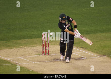 Melbourne, Victoria, Australien. 7. November 2014. AARON FINCH von Australien auf dem Ball spielt und in Spiel zwei der International Twenty20-Cricket-Serie-Match zwischen Australien und Südafrika bei der MCG vermisst. Bildnachweis: Tom Griffiths/ZUMA Draht/Alamy Live-Nachrichten Stockfoto