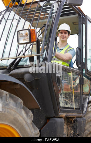 Bauarbeiter fahren Bagger auf der Baustelle Stockfoto