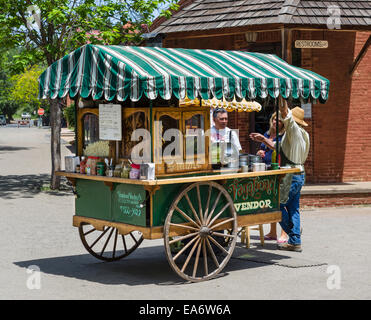 Verkäufers Wagen auf der Main Street in Altgold Bergbau Stadt Columbia, Columbia State Historic Park, Tuolumne County, Kalifornien, USA Stockfoto