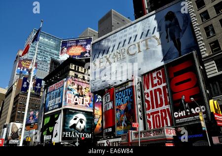 NYC: Werbung umfasst die Seiten von Gebäuden, die Förderung des Broadway-Musicals und Filme auf dem Times Square an der West 46th Street Stockfoto