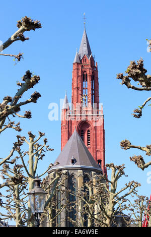 Der rote Turm der Sint Janskerk, St. John's-Kirche und der Basilika von Saint Servatius angesehen vom Vrijthof in Maastricht entfernt, Stockfoto