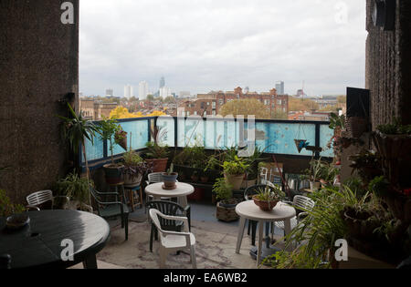 Grosser Balkon auf Perronet Anwesen in Elephant &amp; Castle - London-UK Stockfoto