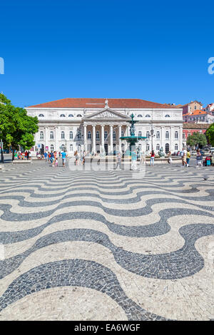 Lissabon, Portugal. Dona Maria II Theater, einer der Brunnen und die typischen Kopfsteinpflaster im Dom Pedro IV aka Rossio. Lissabon Stockfoto