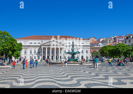 Lissabon, Portugal. Dona Maria II Theater, einer der Brunnen und die typischen Kopfsteinpflaster im Dom Pedro IV aka Rossio. Lissabon Stockfoto