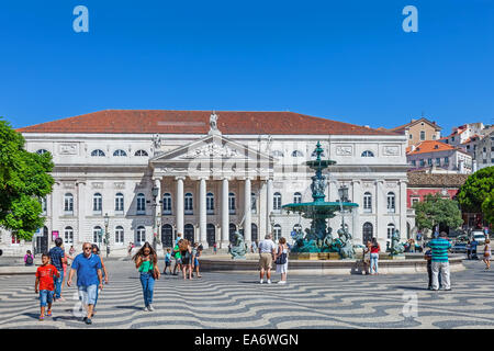 Lissabon, Portugal. Dona Maria II Theater, einer der Brunnen und die typischen Kopfsteinpflaster im Dom Pedro IV aka Rossio. Lissabon Stockfoto