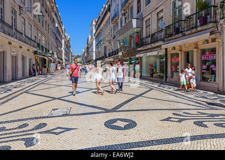 Rua Augusta Street in der Baixa-Viertel von Lissabon. Die kosmopolitischste Straße der Hauptstadt ist immer voller Menschen. Stockfoto