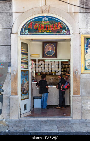 Eine Ginjinha gewidmet die älteste bekannteste Einrichtung in Lissabon Ginjinha, ein Sour Cherry Brandy typisch für die Stadt zu verkaufen Stockfoto