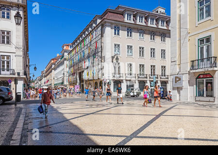 Rua Augusta Street in der Baixa-Viertel von Lissabon. Die kosmopolitischste Straße der Hauptstadt ist immer voller Menschen. Stockfoto