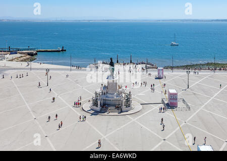 Luftbild der Praça Do Comercio aka Terreiro Paco, mit der König Dom Jose Statue, Cais Das Colunas und Tejo Flussmündung Stockfoto