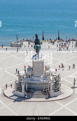 Luftbild der Praça Do Comercio aka Terreiro Paco, mit der König Dom Jose Statue, Cais Das Colunas und Tejo Flussmündung Stockfoto