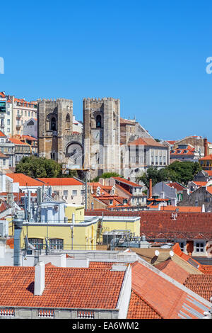 Die Kathedrale von Lissabon oder Se de Lisboa (Kirche Santa Maria Maior) und die Dächer des Stadtteils Alfama. Stockfoto