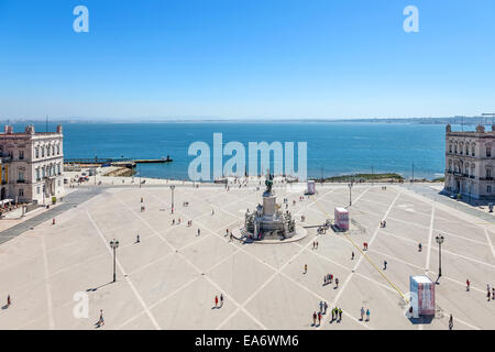 Luftbild der Praça do Comercio / Terreiro do Paco, der König Dom Jose, Statue, Cais da Colunas und der Mündung des Flusses Tejo. Lissabon Stockfoto