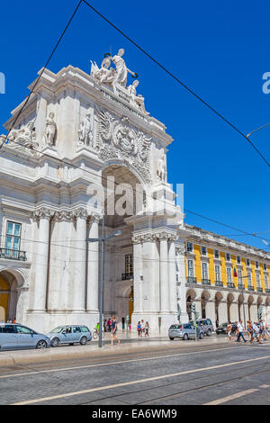 Der ikonischen Rua Augusta-Triumphbogen vom Praça tun Comercio oder Terreiro Paco Platz in Lissabon Baixa-Viertel. Portugal. Stockfoto