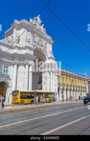 Der ikonischen Rua Augusta-Triumphbogen vom Praça tun Comercio oder Terreiro Paco Platz in Lissabon Baixa-Viertel. Portugal. Stockfoto