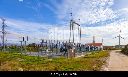 Sammler-Umspannwerk für einen Windpark. Angeschlossen an den Wind Turbine Stromerzeuger in Terras Altas de Fafe Portugal Stockfoto