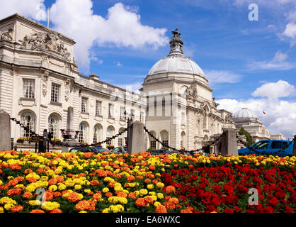 Cardiff City Hall und Blumenbeete Stockfoto