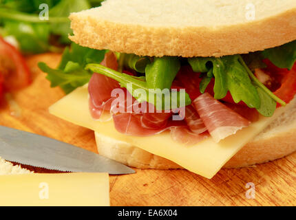 weiß blühende Pflanze Brot Sandwich Schinken, Greyerzer Käse, in Scheiben geschnittenen Tomaten und Rucola Stockfoto