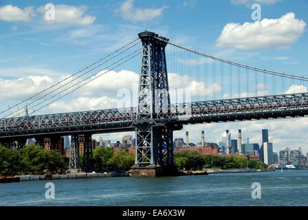 NYC: Die Williamsburg Bridge über den East River verbindet Manhattan mit Stadtteil Williamsburg in Brooklyn Stockfoto