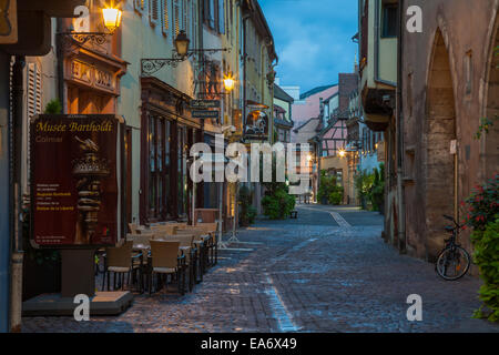 Morgendämmerung in der Altstadt von Colmar, Elsass, Frankreich. Stockfoto