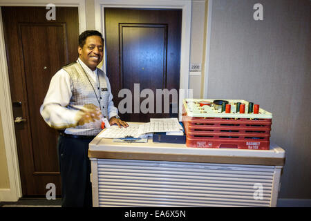 Miami Florida, Intercontinental, Hotel Hotels Unterkunft Inn Motel Motels, Zimmerservice, Cart, Black Blacks African Africans ethnische Minderheit, Erwachsene Erwachsene Mann Stockfoto