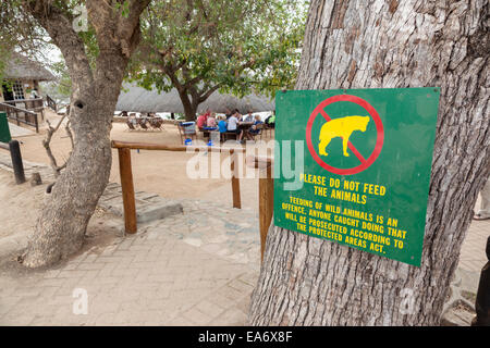 Füttern Sie nicht die Tiere Zeichen, Picknickplatz, Krüger Nationalpark, Südafrika Stockfoto