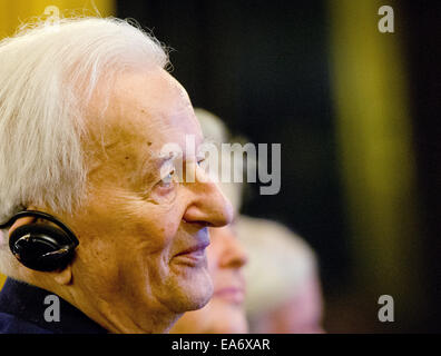 Hamburg, Deutschland. 7. November 2014. Der ehemalige Bundespräsident Richard von Weizsaecker sitzt im Rathaus in Hamburg, Deutschland, 7. November 2014. Weizsäcker verlässt sein Amt als Vorsitzender des Arbeitskreises Bergedorf der Körber-Stiftung. Foto: DANIEL BOCKWOLDT/Dpa/Alamy Live News Stockfoto