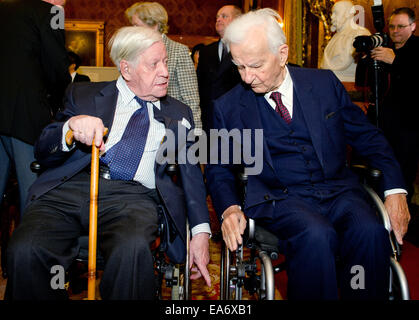 Hamburg, Deutschland. 7. November 2014. Former German President Richard von Weizsaecker (R) und Altbundeskanzler Helmut Schmidt im Rathaus in Hamburg, Deutschland, 7. November 2014 zu diskutieren. Weizsäcker verlässt sein Amt als Vorsitzender des Arbeitskreises Bergedorf der Körber-Stiftung. Foto: DANIEL BOCKWOLDT/Dpa/Alamy Live News Stockfoto