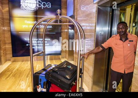 Miami Florida, Intercontinental, Hotel, Lobby, Schwarze Männer, Männer, Gepäckwagen, Job, Angestellte, Angestellte, Angestellte, Angestellte, Angestellte, Angestellte, Service, Aufzug, FL140808029 Stockfoto