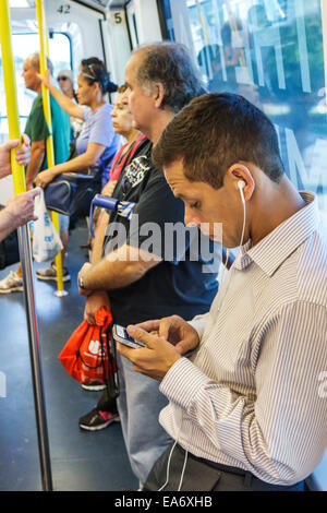 Miami Florida, Metromover, Kabine, freier Massenverkehr automatisierte Menschen Mover Zug-System, Passagiere Fahrer Fahrer, Mann Männer männlich, Smartphone-Zelle ph Stockfoto