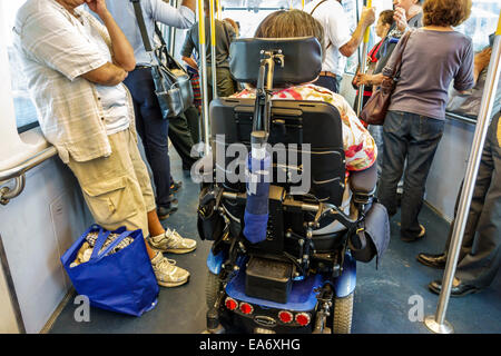 Miami Florida, Metromover, Kabine, freier Massenverkehr automatisierte Menschen Mover Zug-System, Fahrgäste Fahrer, Frau weibliche Frauen, elektrische Whe Stockfoto