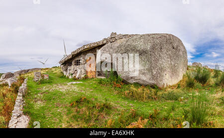 Die Konstruktionen von Casa tun Penedo in Fafe, Portugal. Allgemein als eines der seltsamsten Häuser der Welt Stockfoto