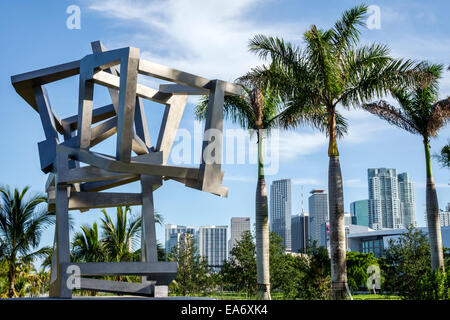 Miami Florida, Museumspark, Jorge M. Perez Art Museum Miami, PAMM, Skulptur, Skyline der Stadt, FL140808041 Stockfoto