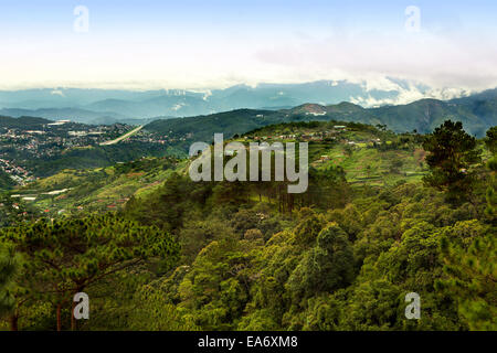 Panoramablick von Baguio City und Flughafen in den Bergen der Cordillera von Nord-Luzon, Philippinische Inseln. Stockfoto