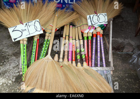 Bunte handgemachte Stroh Souvenir Fan Besen zum Verkauf an einem Straßenrand stehen in Baguio City, Insel Luzon, Philippinen. Stockfoto