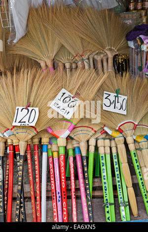 Handgemachte Souvenirs Stroh Besen zum Verkauf an einem Stand am Straßenrand in Baguio City, Insel Luzon, Philippinen. Stockfoto