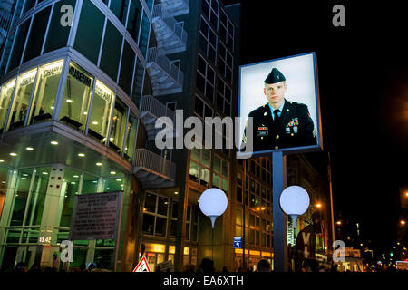 Berlin, Deutschland. 7. November 2014. Gorbatschow besucht Checkpoint Charlie in Berlin 25 Jahre nach der Liste der Berliner Mauer am 7. November 2014 in Berlin, Deutschland. / Bild: Bilder von der Checkpoint Charlie in der Nacht. Bildnachweis: Reynaldo Chaib Paganelli/Alamy Live-Nachrichten Stockfoto