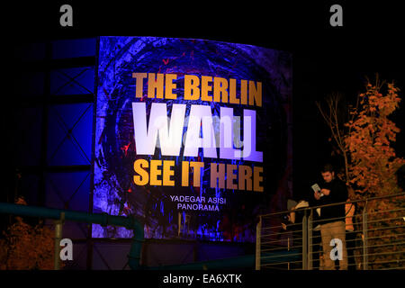 Berlin, Deutschland. 7. November 2014. Gorbatschow besucht Checkpoint Charlie in Berlin 25 Jahre nach der Liste der Berliner Mauer am 7. November 2014 in Berlin, Deutschland. / Bild: Bilder von der Checkpoint Charlie in der Nacht. Bildnachweis: Reynaldo Chaib Paganelli/Alamy Live-Nachrichten Stockfoto