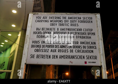 Berlin, Deutschland. 7. November 2014. Gorbatschow besucht Checkpoint Charlie in Berlin 25 Jahre nach der Liste der Berliner Mauer am 7. November 2014 in Berlin, Deutschland. / Bild: Bilder von der Checkpoint Charlie in der Nacht. Bildnachweis: Reynaldo Chaib Paganelli/Alamy Live-Nachrichten Stockfoto