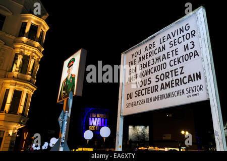 Berlin, Deutschland. 7. November 2014. Gorbatschow besucht Checkpoint Charlie in Berlin 25 Jahre nach der Liste der Berliner Mauer am 7. November 2014 in Berlin, Deutschland. / Bild: Bilder von der Checkpoint Charlie in der Nacht. Bildnachweis: Reynaldo Chaib Paganelli/Alamy Live-Nachrichten Stockfoto