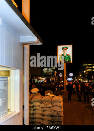 Berlin, Deutschland. 7. November 2014. Gorbatschow besucht Checkpoint Charlie in Berlin 25 Jahre nach der Liste der Berliner Mauer am 7. November 2014 in Berlin, Deutschland. / Bild: Bilder von der Checkpoint Charlie in der Nacht. Bildnachweis: Reynaldo Chaib Paganelli/Alamy Live-Nachrichten Stockfoto