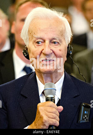 Hamburg, Deutschland. 7. November 2014. Der ehemalige Bundespräsident Richard von Weizsaecker sitzt im Rathaus in Hamburg, Deutschland, 7. November 2014. Weizsäcker verlässt sein Amt als Vorsitzender des Arbeitskreises Bergedorf der Körber-Stiftung. Foto: DANIEL BOCKWOLDT/Dpa/Alamy Live News Stockfoto