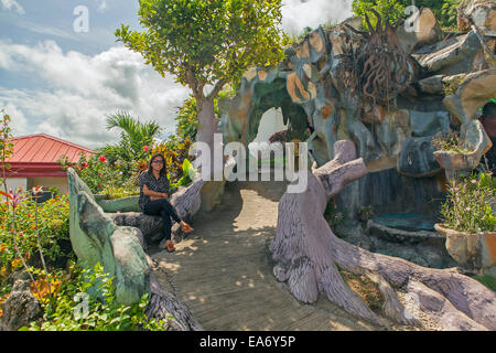 Carmen, Bohol Island, Philippinen - Weg führt zur Aussichtsplattform Chocolate Hills National Geological Monument. Stockfoto