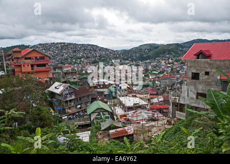 Starke Überlastung, Überbauung und drängen sich auf einem der Berghänge in Baguio City, nördliche Insel Luzon, Philippinen. Stockfoto