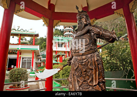 Eine lebensgroße Bronzestatue eines alten chinesischen Soldaten genannt, der General steht an der Glocke Kirche, Baguio, Philippinen. Stockfoto