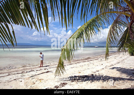 Urlaub Tourist Strandläufer an einem abgelegenen, weißen Sandstrand auf Panglao Island, Bohol, Philippinen. Stockfoto