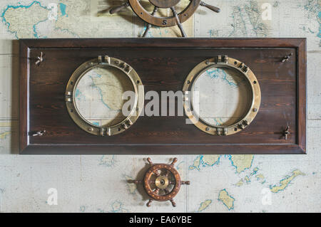 Boot Informationen an Wand. Vintage Karte und Ruder Stockfoto