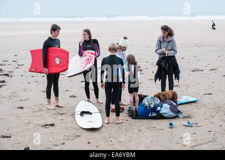 Teenager-Surfer, Rhosili, Rhossili, Rhossilli, Bucht, Llangennith Langenneth, Strand, Würmer Kopf des Wurms Gower, Halbinsel, Swansea, Wales, Stockfoto