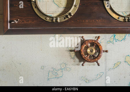 Boot Informationen an Wand. Vintage Karte und Ruder Stockfoto