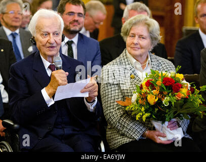 Hamburg, Deutschland. 7. November 2014. Der ehemalige Bundespräsident Richard von Weizsaecker sitzt neben seiner Frau Marianne im Rathaus in Hamburg, Deutschland, 7. November 2014. Weizsäcker verlässt sein Amt als Vorsitzender des Arbeitskreises Bergedorf der Körber-Stiftung. Foto: DANIEL BOCKWOLDT/Dpa/Alamy Live News Stockfoto